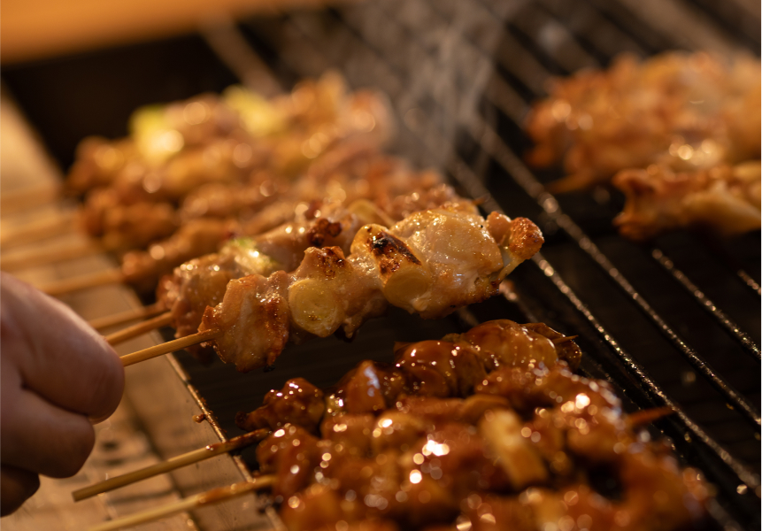 焼き網の上の焼き鳥の写真